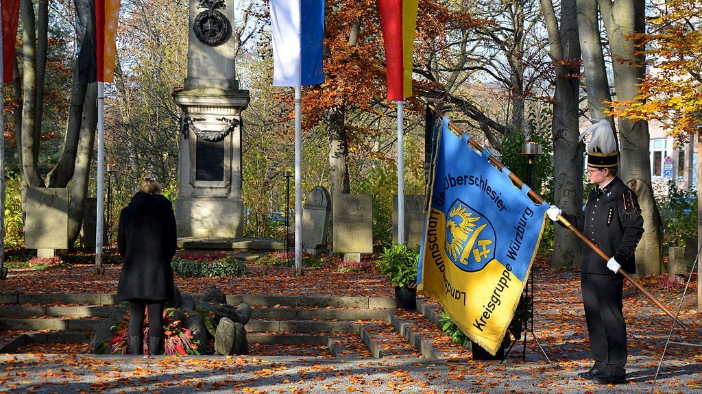 Kranzniederlegung Ehrenmal für die Opfer des 16. März