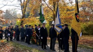 Zentrale Gedenkfeier am Kriegerdenkmal im Husarenwäldchen