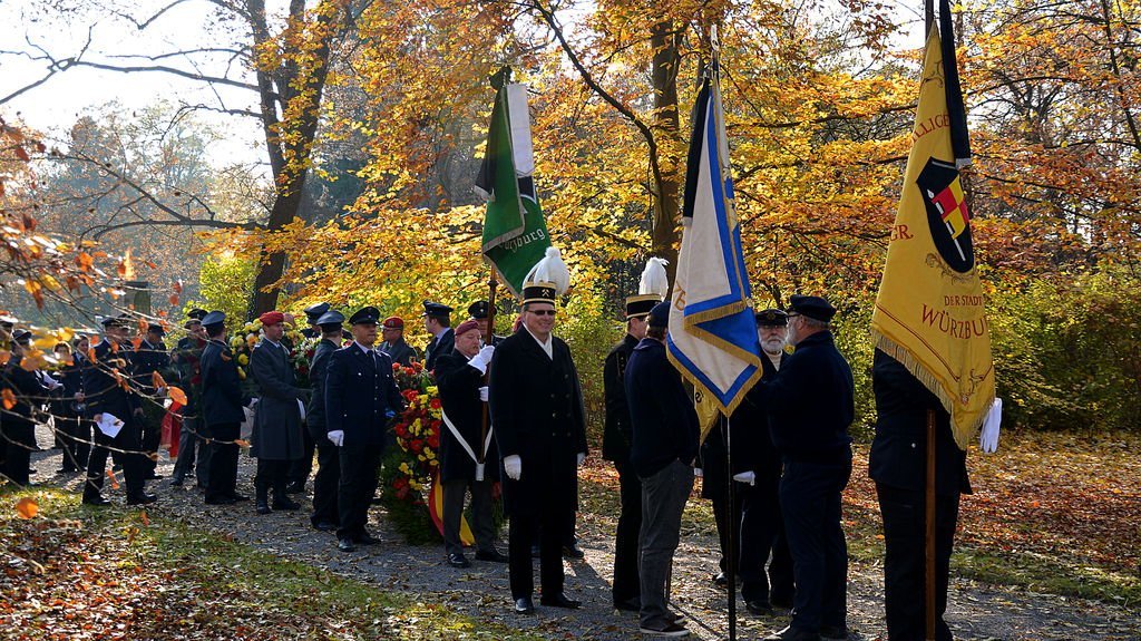 Zentrale Gedenkfeier am Kriegerdenkmal im Husarenwäldchen