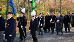 Zentrale Gedenkfeier am Kriegerdenkmal im Husarenwäldchen