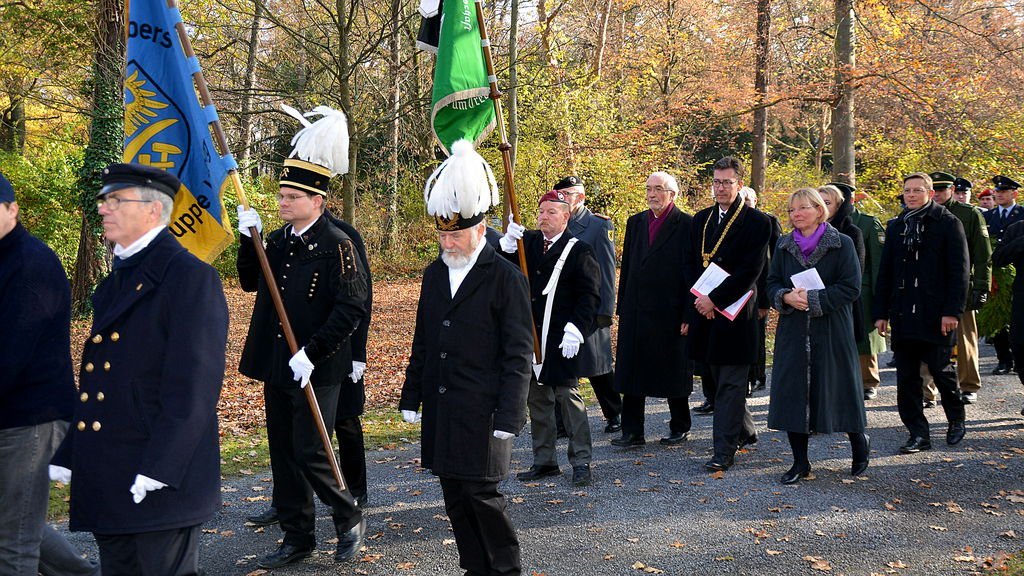 Zentrale Gedenkfeier am Kriegerdenkmal im Husarenwäldchen