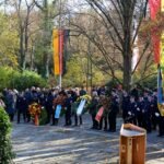 Zentrale Gedenkfeier am Kriegerdenkmal im Husarenwäldchen