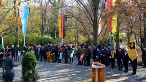 Zentrale Gedenkfeier am Kriegerdenkmal im Husarenwäldchen