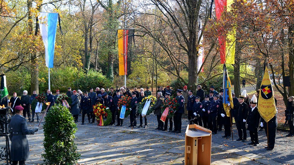 Zentrale Gedenkfeier am Kriegerdenkmal im Husarenwäldchen