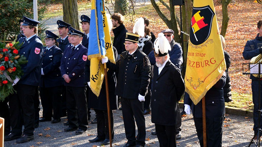 Zentrale Gedenkfeier am Kriegerdenkmal im Husarenwäldchen