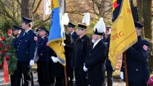 Zentrale Gedenkfeier am Kriegerdenkmal im Husarenwäldchen