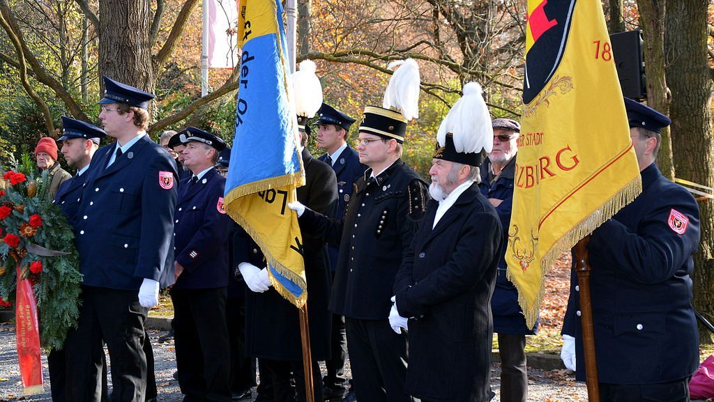 Zentrale Gedenkfeier am Kriegerdenkmal im Husarenwäldchen