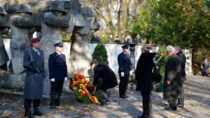 Zentrale Gedenkfeier am Kriegerdenkmal im Husarenwäldchen