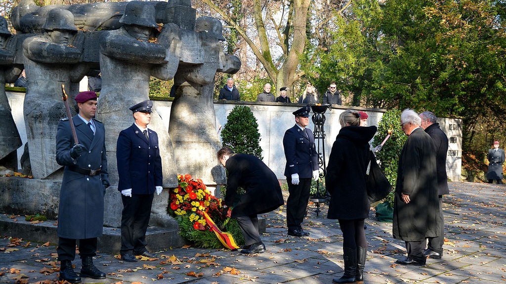 Zentrale Gedenkfeier am Kriegerdenkmal im Husarenwäldchen