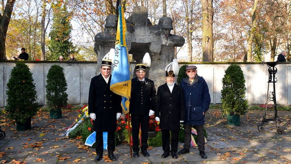 Zentrale Gedenkfeier am Kriegerdenkmal im Husarenwäldchen