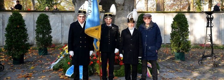 Zentrale Gedenkfeier am Kriegerdenkmal im Husarenwäldchen