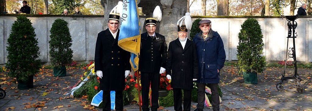 Zentrale Gedenkfeier am Kriegerdenkmal im Husarenwäldchen