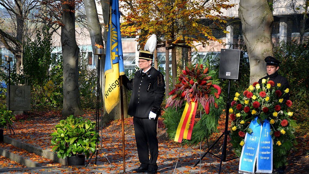 Kranzniederlegung Ehrenmal für die Opfer des 16. März